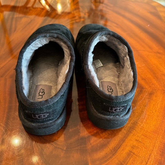 UGG CLASSIC BLACK SLIPPER - Picture 7 of 10